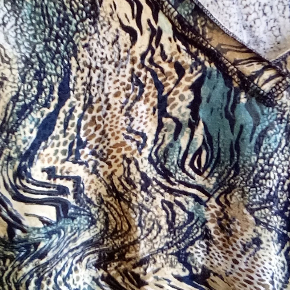 V-Neck top - Picture 2 of 2